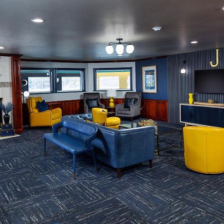 Hotel J Грийн Бей Екстериор снимка